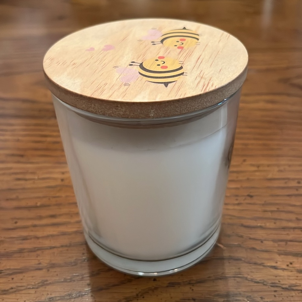 Lyght Candle Co. Stay Free Little Bee candle, NWOT - Picture 4 of 12